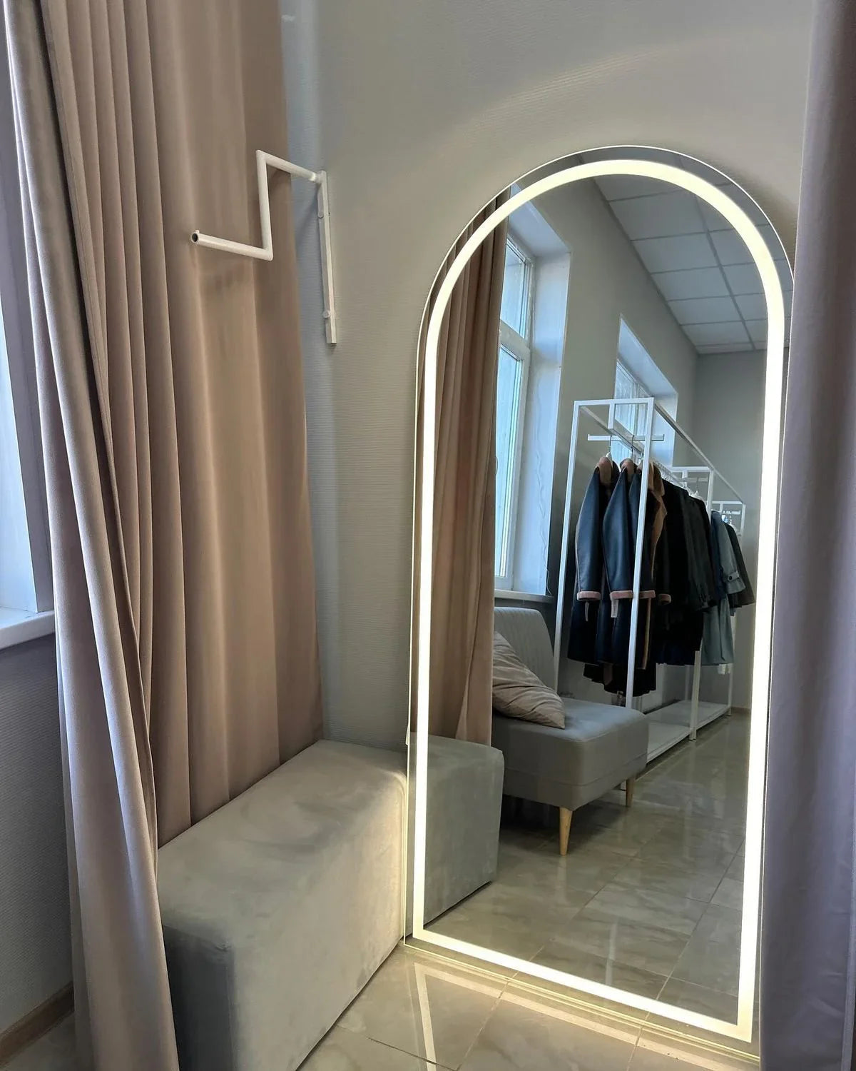 ⭐ Miroir Arqué Intelligent en Métal – LED et Bouton Tactile   ⭐